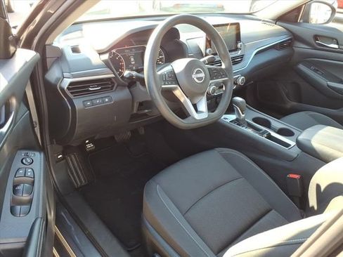 Used 2025 Nissan Altima 2.5 SV FWD image 16