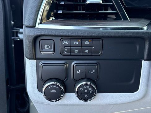New 2025 Chevrolet Suburban Premier image 29