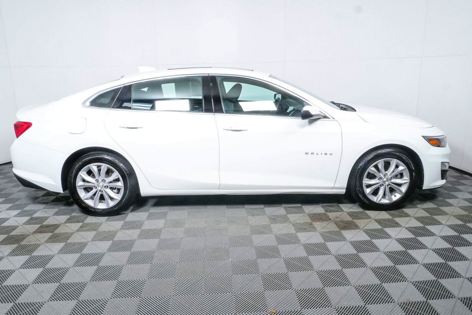 Used 2024 Chevrolet Malibu LT FWD image 2