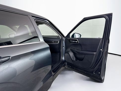 Used 2024 Mitsubishi Outlander SE image 33