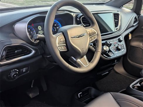 New 2026 Chrysler Pacifica Select image 10