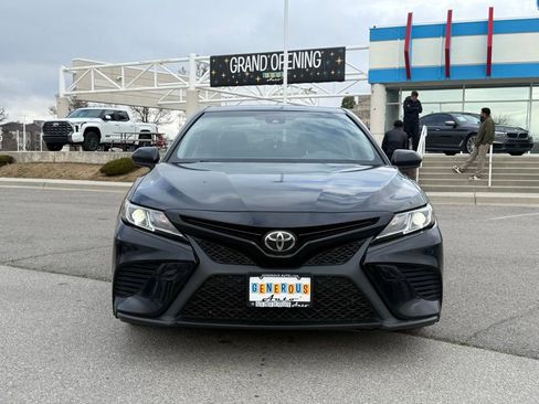 Used 2018 Toyota Camry SE image 2