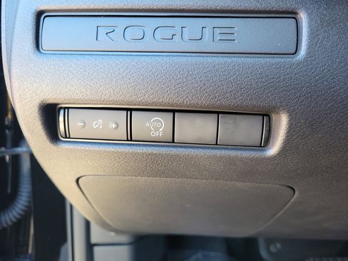Used 2025 Nissan Rogue S image 21