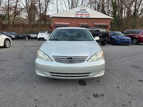 Used 2004 Toyota Camry XLE image 2