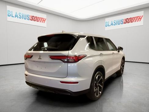 Used 2022 Mitsubishi Outlander ES image 3