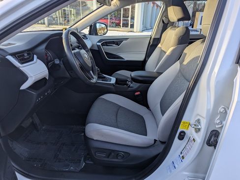 Used 2021 Toyota RAV4 XLE w/ Convenience Package image 17
