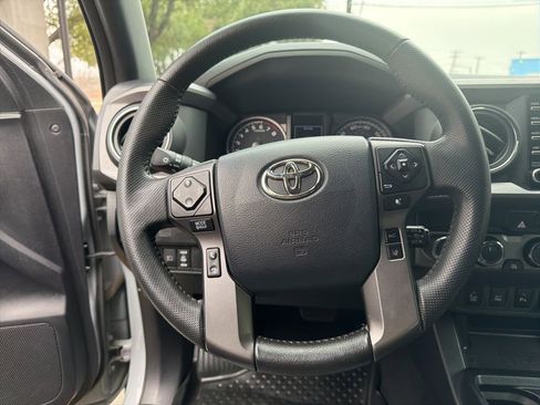 Used 2020 Toyota Tacoma TRD Off-Road w/ Technology Package image 18