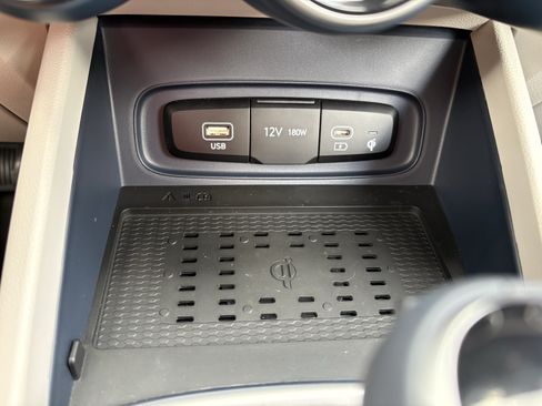 Used 2025 Hyundai Venue Limited FWD image 7
