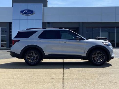 New 2026 Ford Explorer ST-Line image 2
