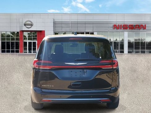 Used 2024 Chrysler Pacifica Touring-L image 5