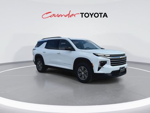 Used 2026 Chevrolet Traverse LT FWD image 2