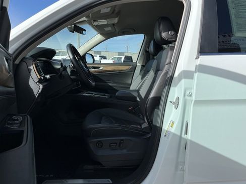 Used 2025 Volkswagen Atlas SE image 25