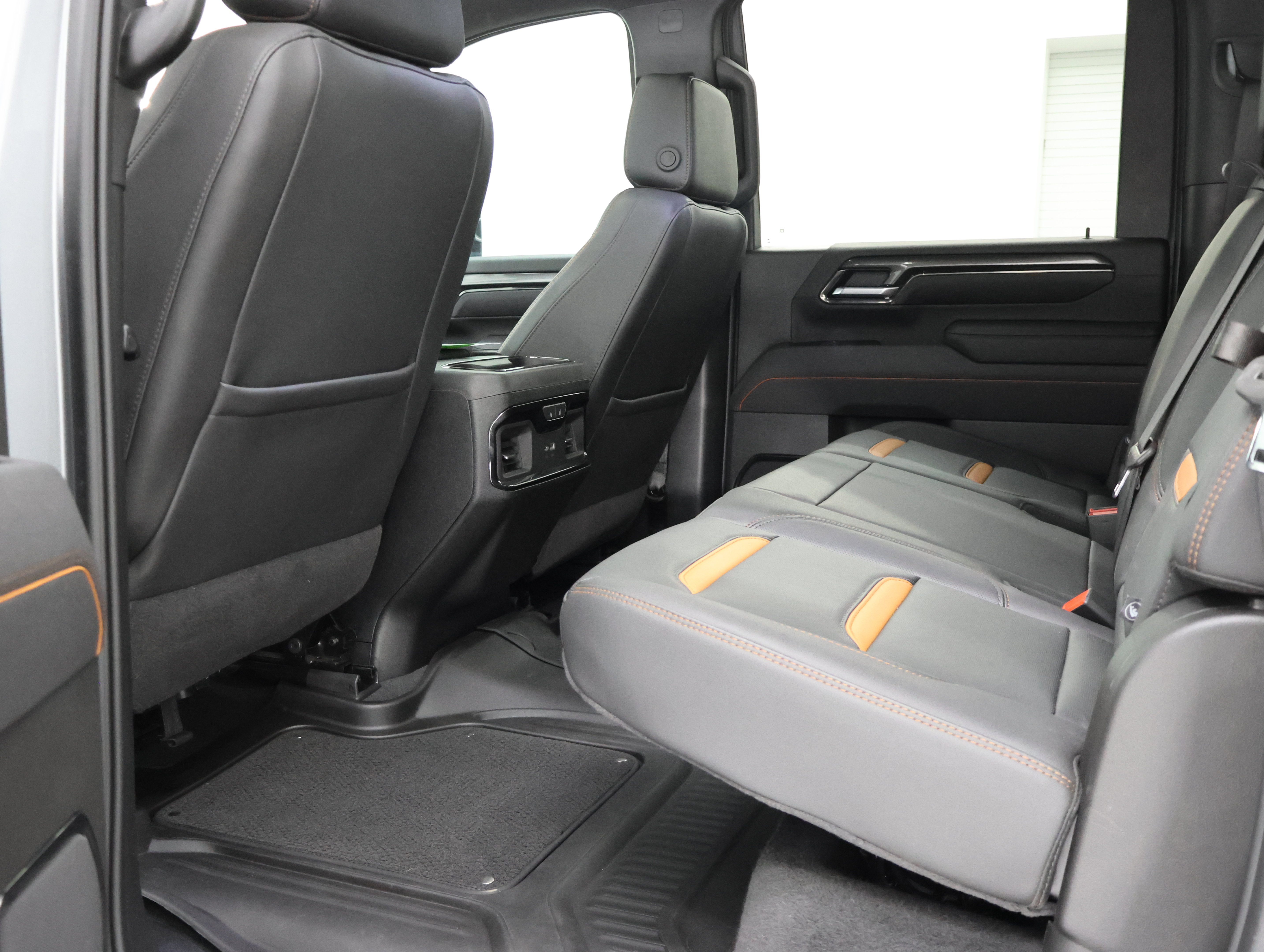 Used 2025 GMC Sierra 2500 AT4 w/ AT4 Premium Plus Package AWD/4WD image 9