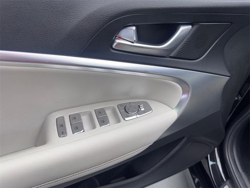 Used 2025 Genesis G70 2.5T image 32