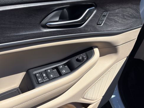 Used 2024 Jeep Grand Cherokee L Limited AWD/4WD image 16