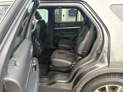 Used 2019 Ford Explorer XLT w/ Equipment Group 202A image 11