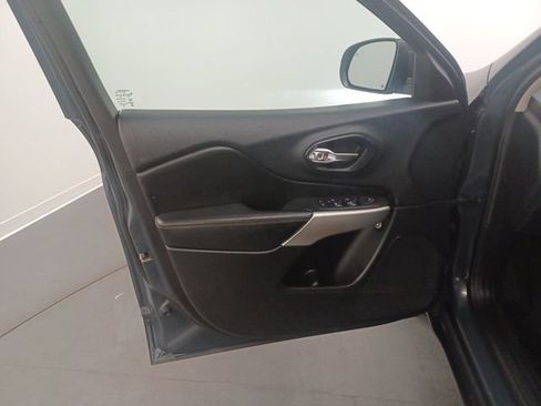Used 2018 Jeep Cherokee Latitude Plus FWD image 15