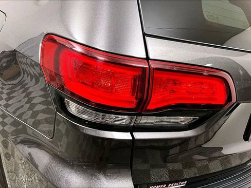 Used 2021 Jeep Grand Cherokee Laredo X image 28