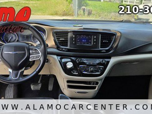 Used 2017 Chrysler Pacifica Touring-L FWD image 34
