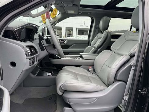 Used 2018 Lincoln Navigator Select image 11