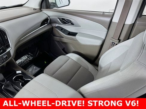 Used 2021 Chevrolet Traverse LT image 25