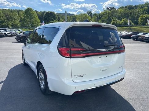 Used 2024 Chrysler Pacifica Limited FWD image 3