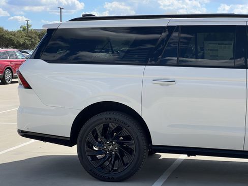 New 2025 Lincoln Navigator L Reserve w/ Jet Appearance Package image 11