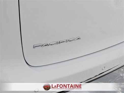 Used 2024 Chrysler Pacifica Touring-L image 10