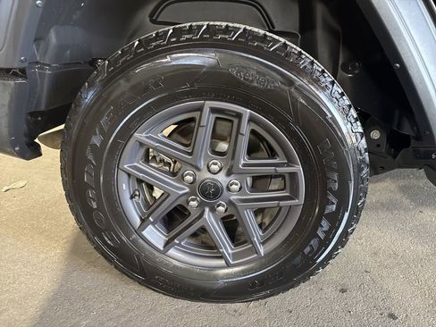 Used 2024 Jeep Wrangler Unlimited Sport AWD/4WD image 7