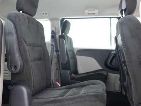 Used 2016 Dodge Grand Caravan American Value Package FWD image 31