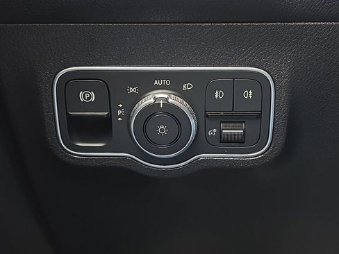 Used 2025 Mercedes-Benz GLB 250 4MATIC image 30