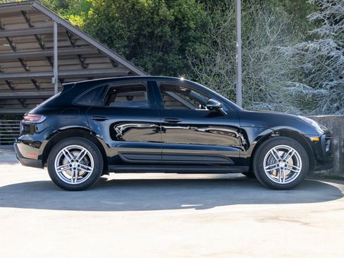 Certified 2025 Porsche Macan image 12