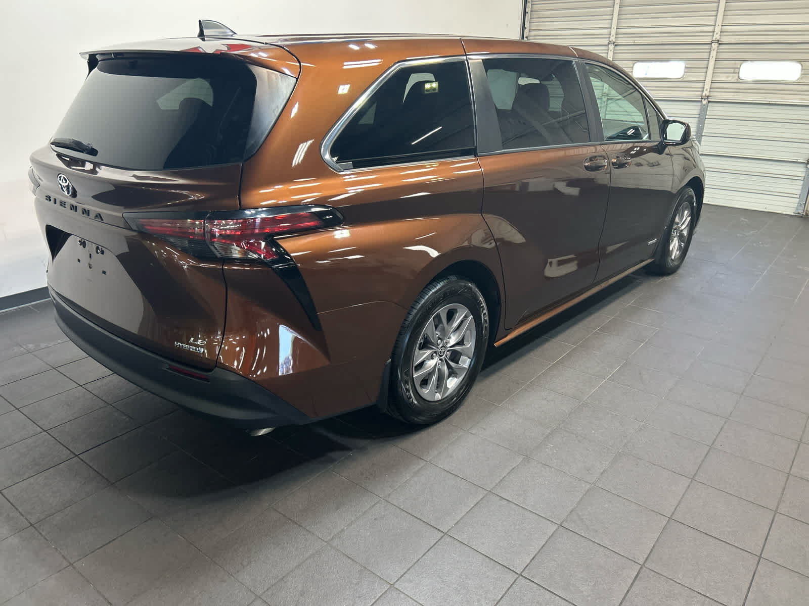 Used 2021 Toyota Sienna LE AWD/4WD image 3