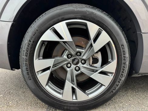 Used 2021 Audi e-tron Premium Plus w/ Premium Plus Package image 18