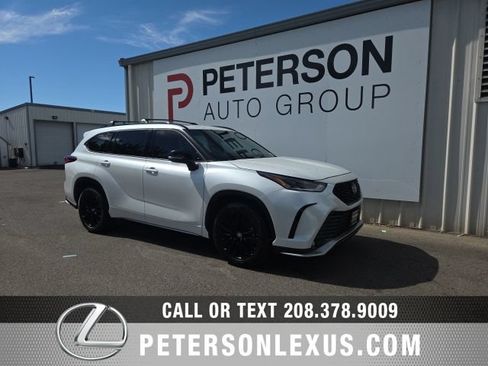 Used 2023 Toyota Highlander XSE AWD/4WD image 2