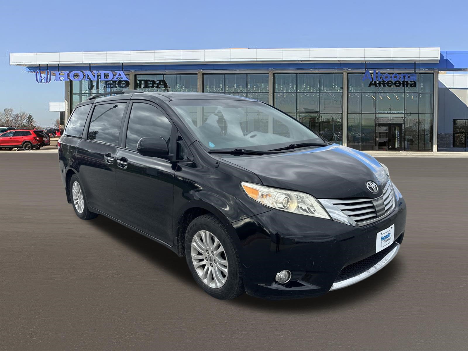 Used 2013 Toyota Sienna XLE w/ Entertainment Pkg FWD image 6