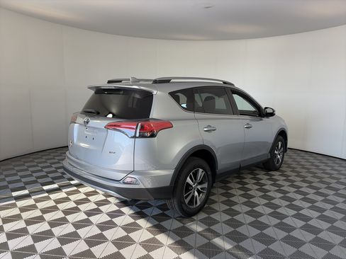 Used 2018 Toyota RAV4 XLE FWD image 10