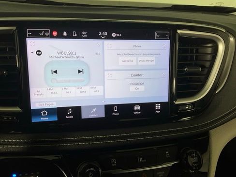 Used 2022 Chrysler Pacifica Touring-L image 14