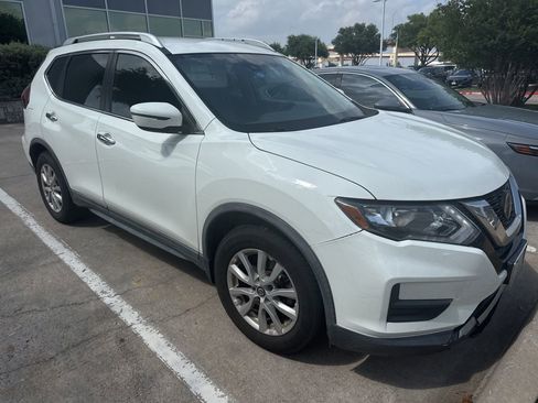 Used 2020 Nissan Rogue SV FWD image 2