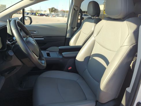 Used 2024 Toyota Sienna XLE image 16