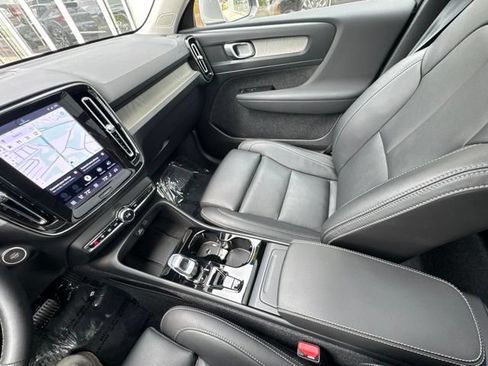 Certified 2025 Volvo XC40 B5 Plus AWD/4WD image 22
