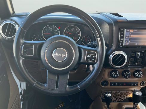 Used 2015 Jeep Wrangler Unlimited Rubicon image 11