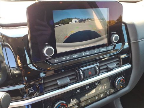 Used 2025 Nissan Pathfinder SV image 17