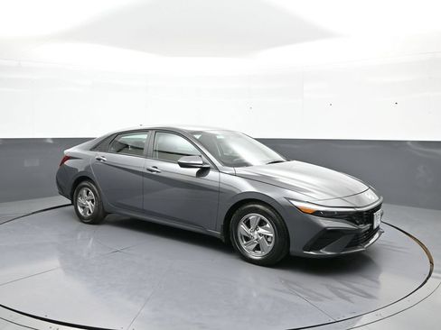 Certified 2025 Hyundai Elantra SE FWD image 4