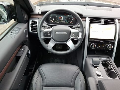 Used 2025 Land Rover Discovery S image 4