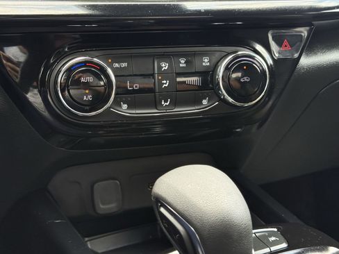 Used 2024 Chevrolet Trax RS w/ Sunroof Package FWD image 20
