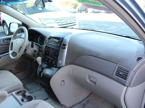 Used 2010 Toyota Sienna LE image 19