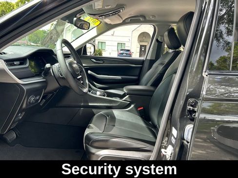 Used 2024 Jeep Grand Cherokee Limited w/ Black Appearance Package image 18