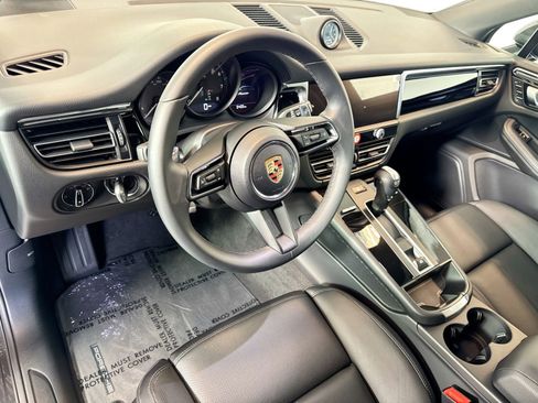 Certified 2025 Porsche Macan image 4
