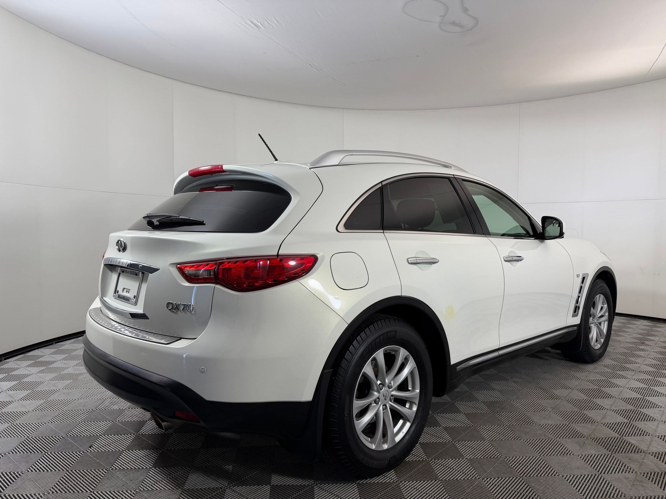 Used 2016 INFINITI QX70 AWD w/ Premium Package image 9